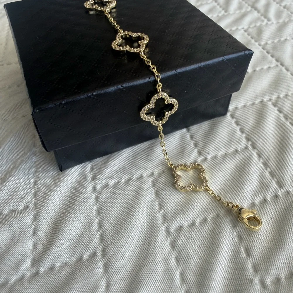 Elegant Gold and Silver Flower Bracelet new in a box gold plated - Picture 14 of 15